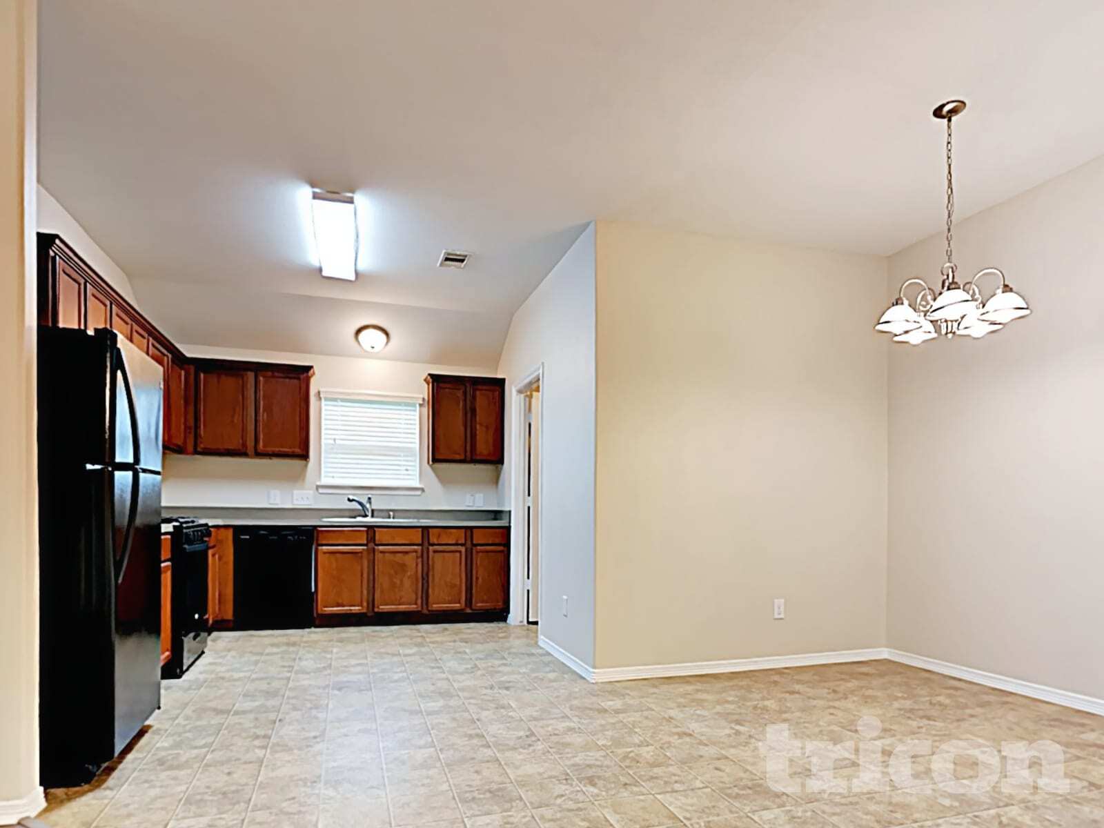 Building Photo - 110 N Golden Oak Dr