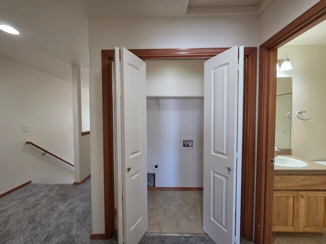 Building Photo - 355 SW Pemberly Loop