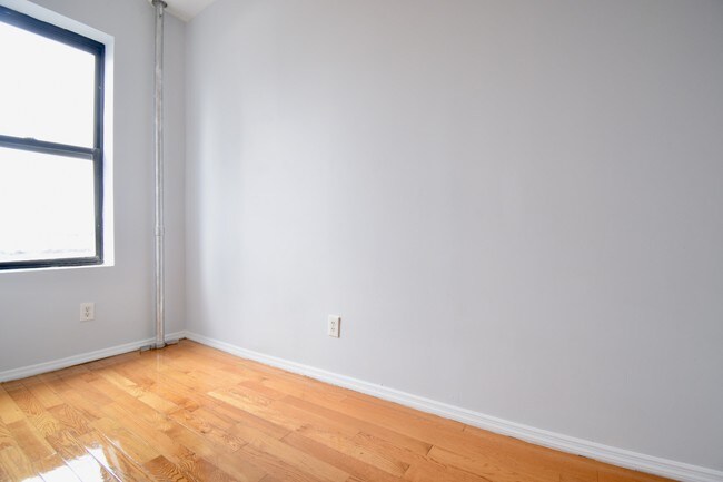 Building Photo - 560 W 180th St