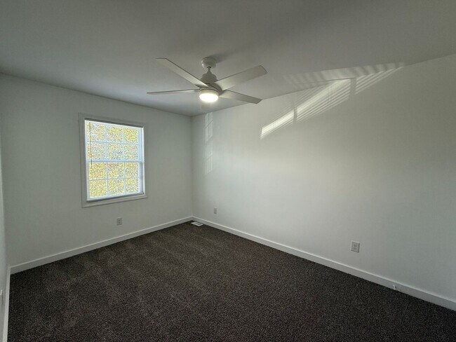 Building Photo - 3 bedroom, 1.5 Townhouse