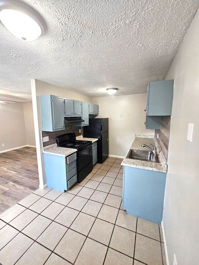 Building Photo - Newly Renovated 1 Bedroom, available Now!