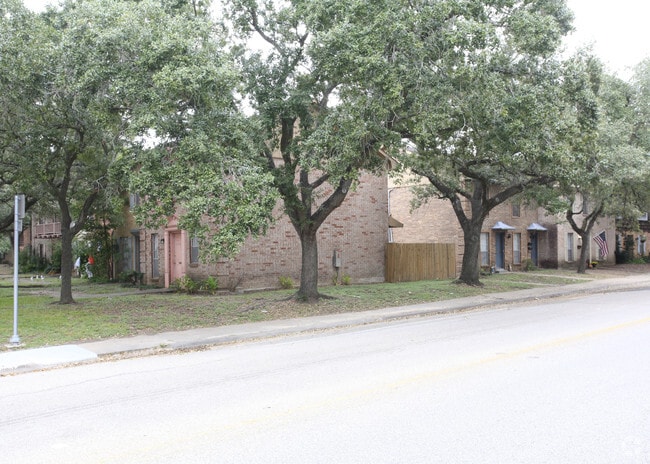 The Royal Oaks Apartments - The Royal Oak Apartments