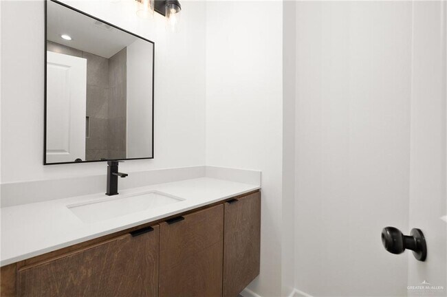 Building Photo - 16 S Links Dr