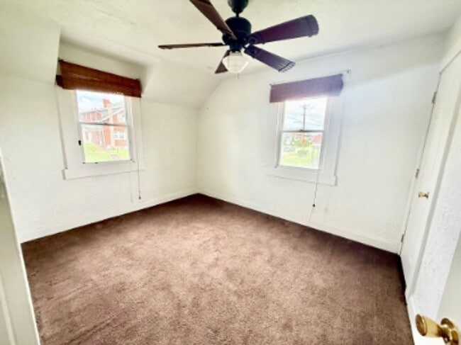 Building Photo - 877 Vankirk St