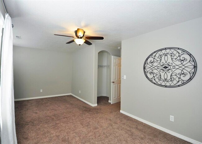 Building Photo - Cute Hidden Valley Townhome!