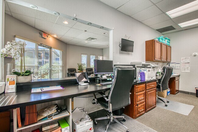 Building Photo - Move-in ready professional office space fo...