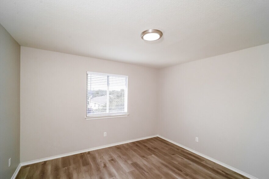 Building Photo - 117 Mood Lake Dr