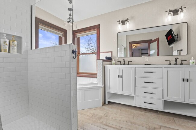 Building Photo - 924 Capital St