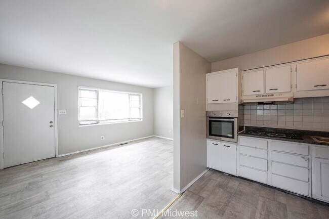 Building Photo - 5820 Grandview Dr