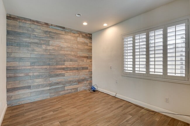 Building Photo - Luxurious 4 bd 3.5 bth Henderson Home in G...