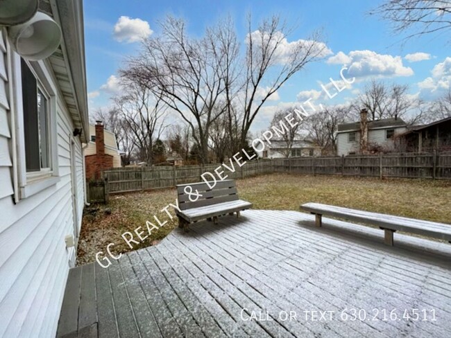 Building Photo - ***NAPERVILLE / 4 BDRM - 2 BTH / LARGE FEN...