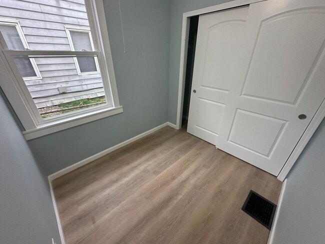 Building Photo - Great Location! 2 BEDROOM DUPLEX LOWER UNI...