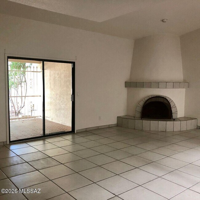 Building Photo - 2530 E Forgeus Pl