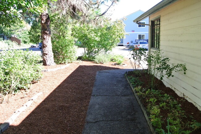 Building Photo - Roomy 2 bedroom 1.5 bathrooms