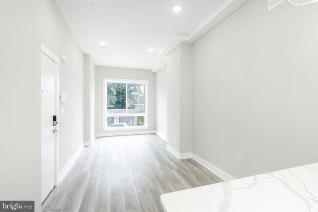 Building Photo - 103 E Duval St