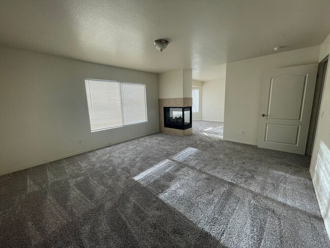 Building Photo - Victorville- Tanamera Home-  4 Bedrooms, 3...