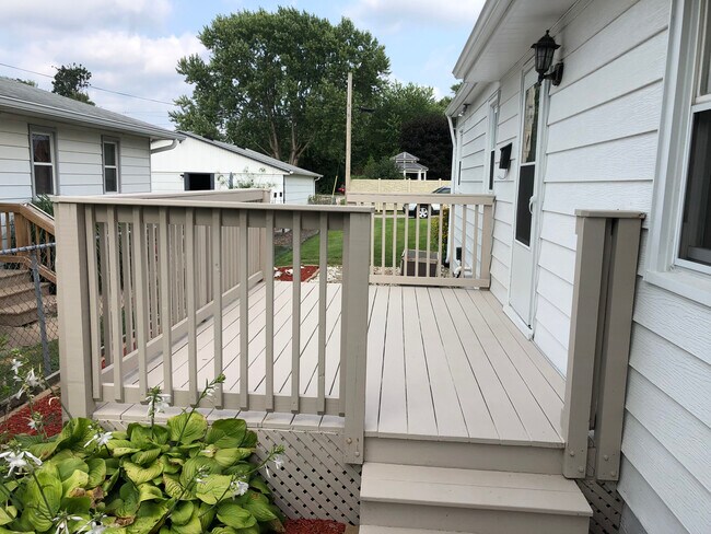 Nice deck for grilling - 2818 Kennedy Dr