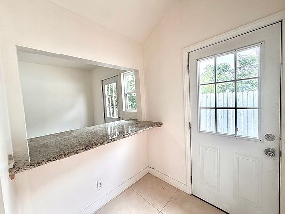 Building Photo - Updated home