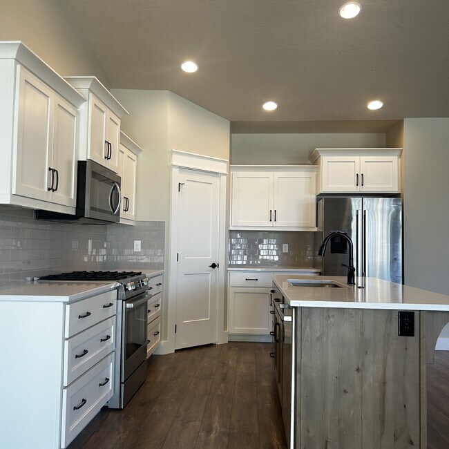 Building Photo - 3440 E Girdner Dr