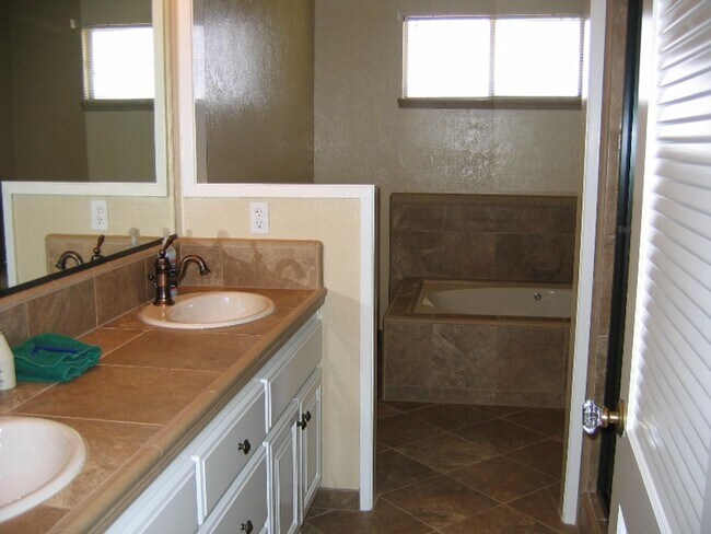 Building Photo - 8537 Pezzi Rd