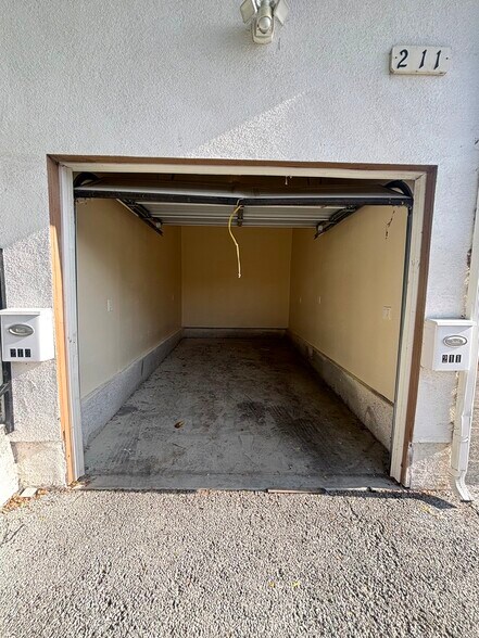 Building Photo - 213 W 82nd St