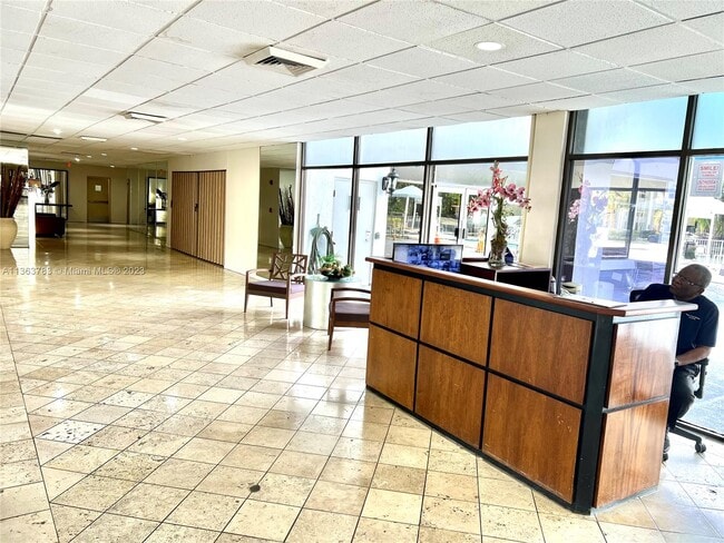 Building Photo - 10000 W Bay Harbor Dr