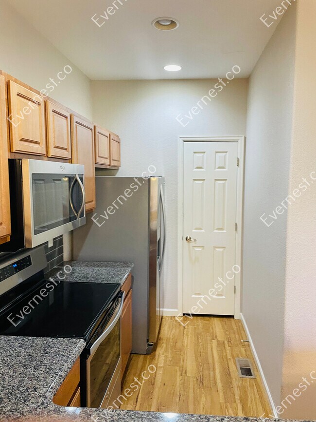 Building Photo - 3-Bed/2.5-Bath/