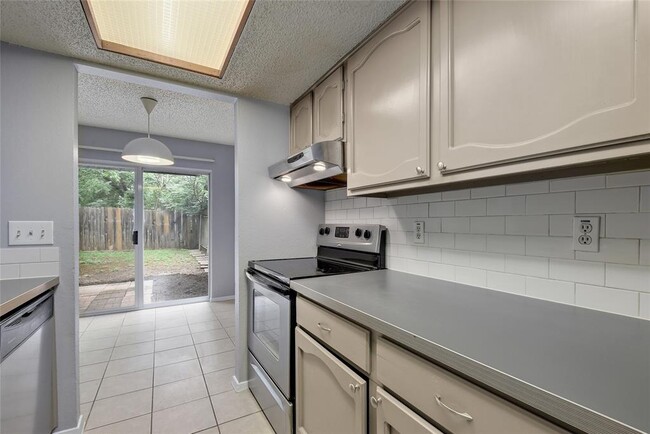 Building Photo - 1800 Cinnamon Path