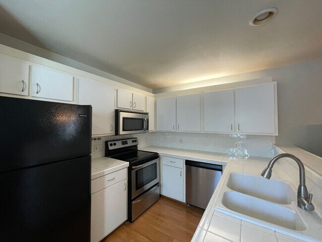 Building Photo - RARE Lake Oswego Bay Community 2Bd/2Ba in ...