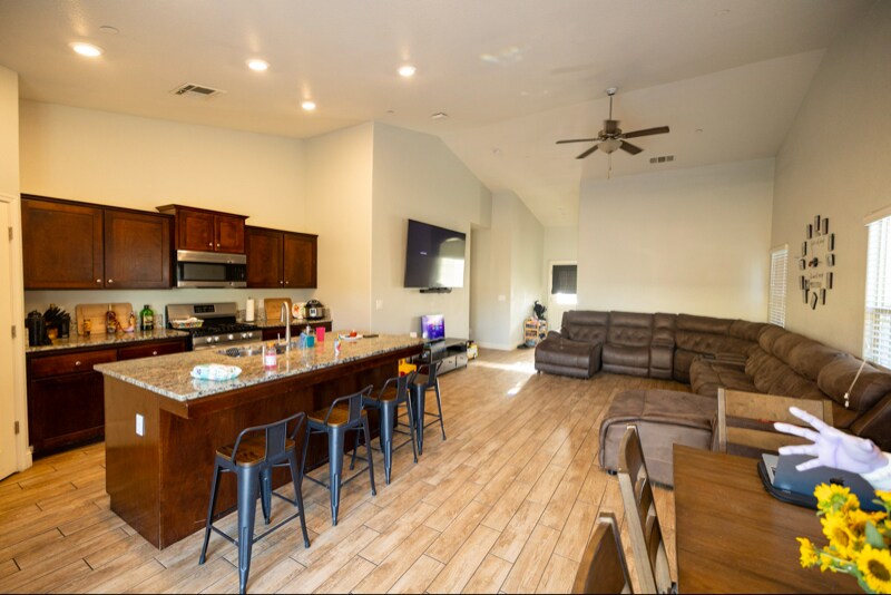 Building Photo - 1087 S Orangewood Dr
