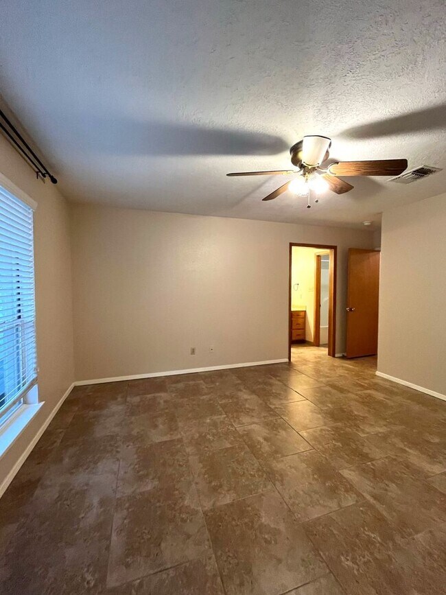 Building Photo - 917 Seminole Dr