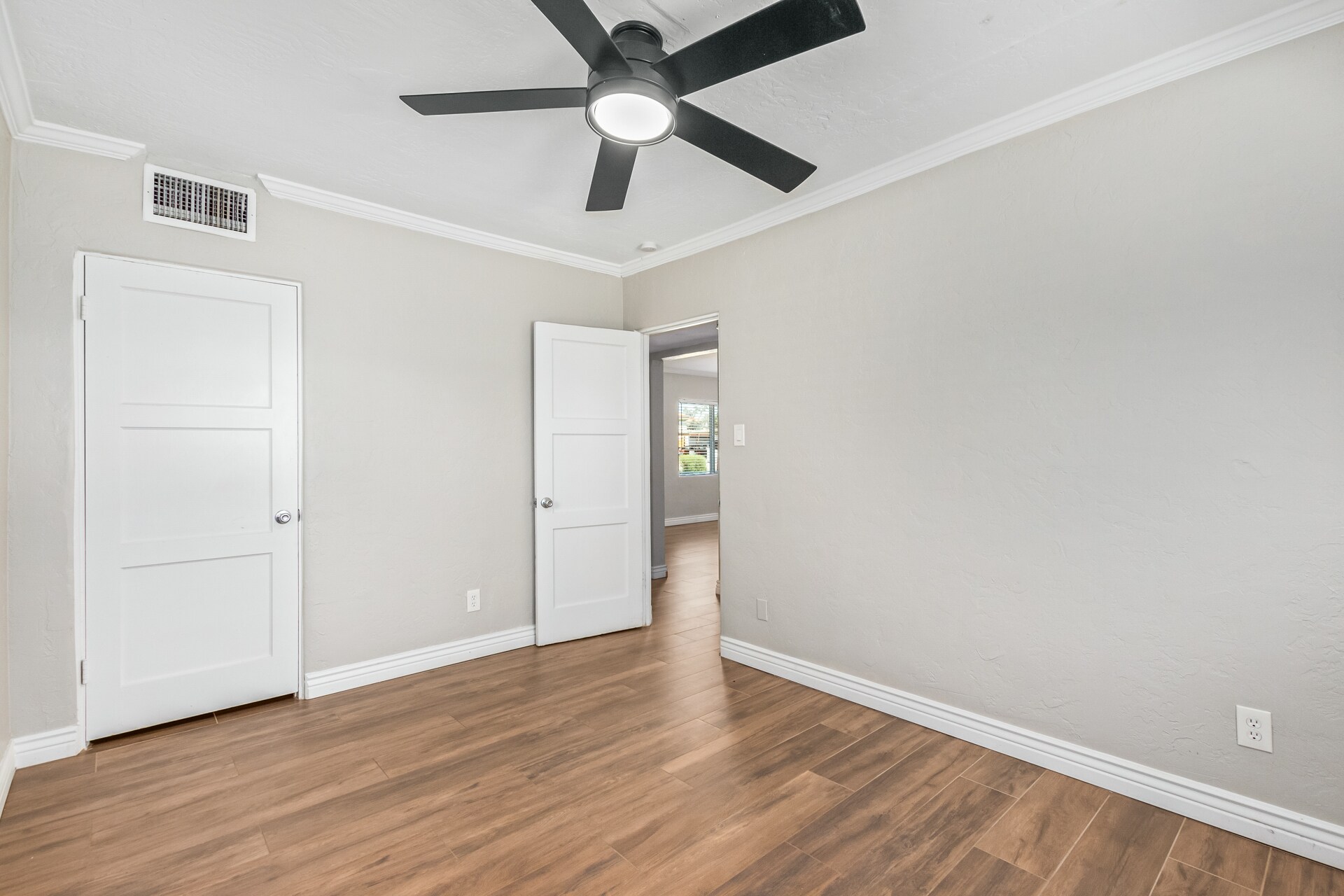 Building Photo - 527 E Whitton Ave