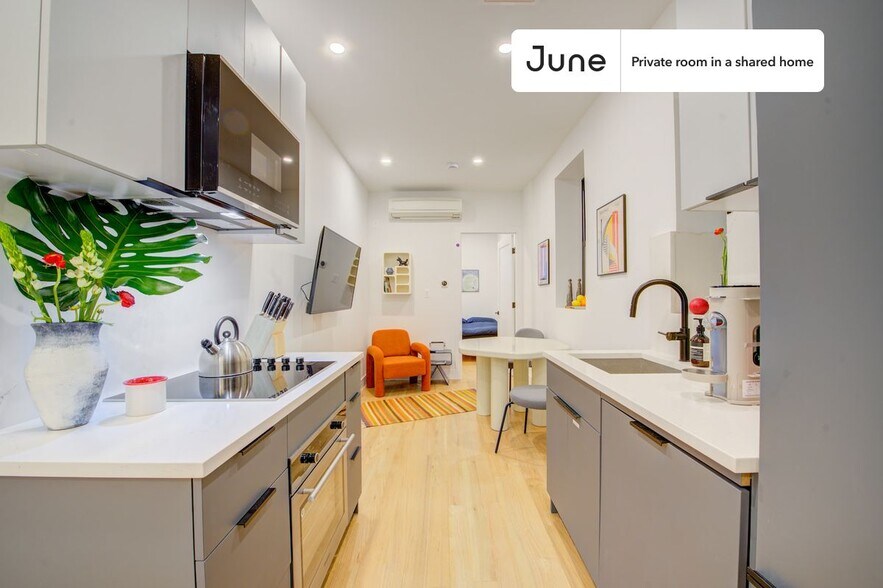 Building Photo - Functional ROOM at The Central Park Manhattan House