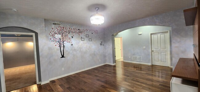 Building Photo - 590 Redwood Ln