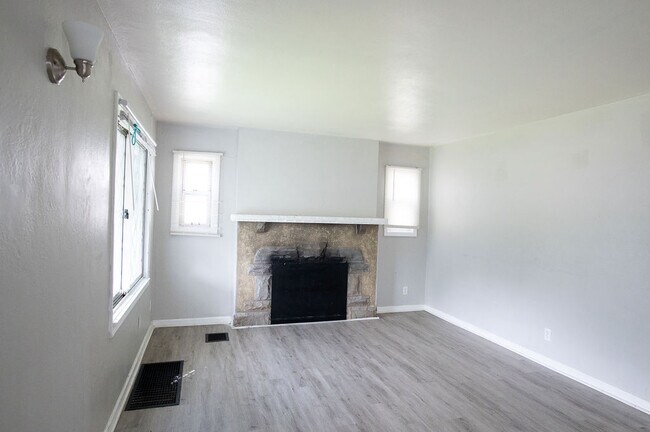 Building Photo - 331 Sandhurst Dr