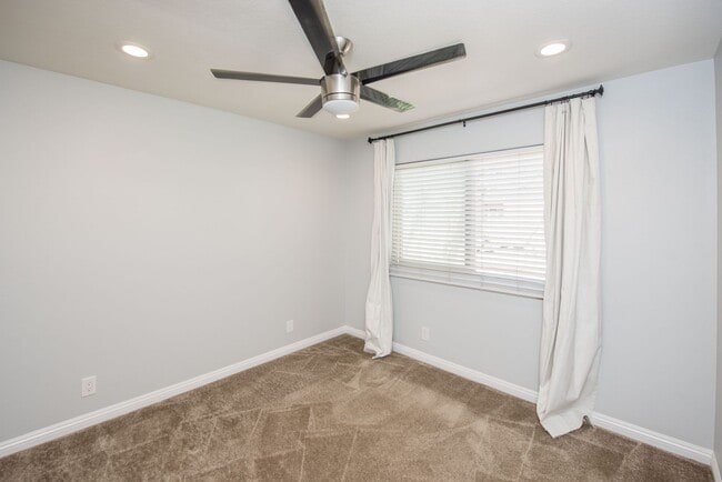 Building Photo - Huntington Beach Townhome