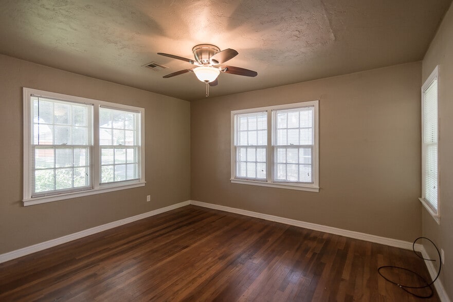 Building Photo - 2025 W Admiral Rd