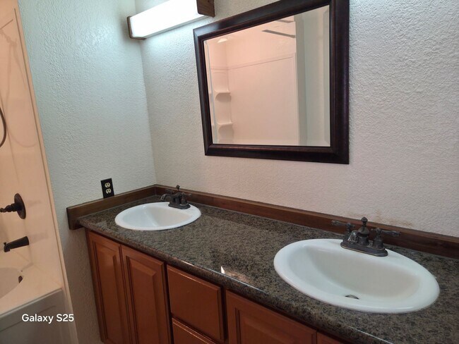 Building Photo - Three Bedroom Two Bathroom Home in Antelope