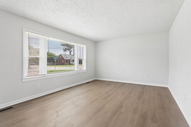 Building Photo - 3BR/1BA Renovated Brick Rancher | 1-Car Garage | Hampton – Coliseum Central