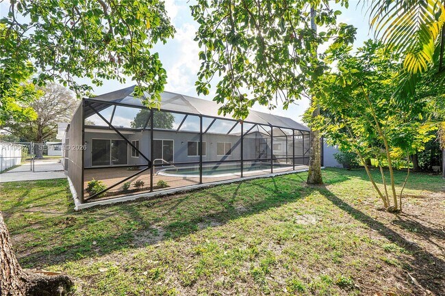 Building Photo - 4725 NW 5th Ct