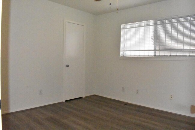 Building Photo - 10427 Huntington Wood Dr