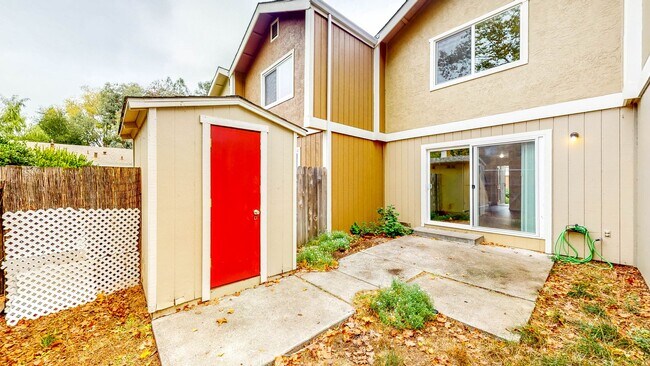 Building Photo - 562 Santa Alicia Dr