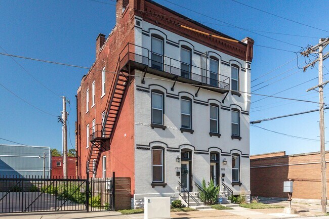 Building Photo - STUNNING Benton Park Townhome