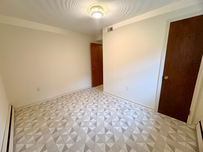 Building Photo - 3 Bedroom 1.5 Bathroom in Harrisburg -Cent...