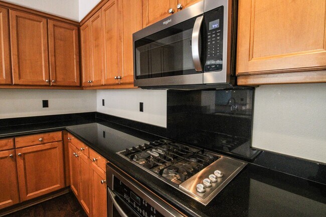 Building Photo - 4 bedroom 2.5 bathroom condo in Broad Street Village Complex