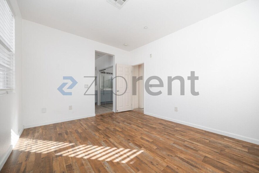 Building Photo - Unit
