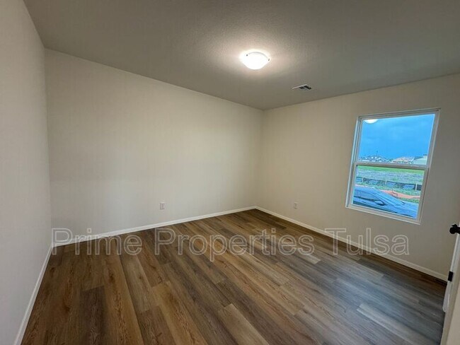 Building Photo - 3012 S Redwood Ave