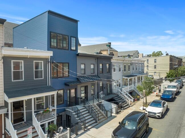 Building Photo - 327.5 7th St