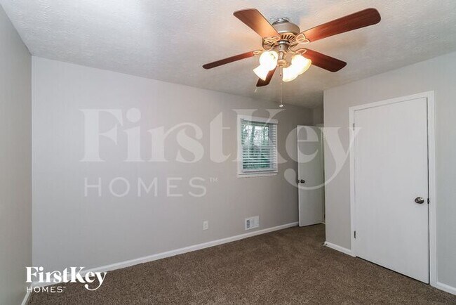Building Photo - 5721 Crestview Dr
