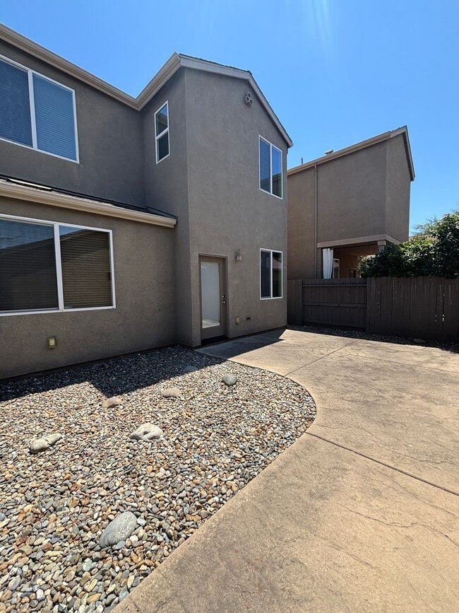 Building Photo - West Roseville Solar! 3 Bedroom, Plus den/...